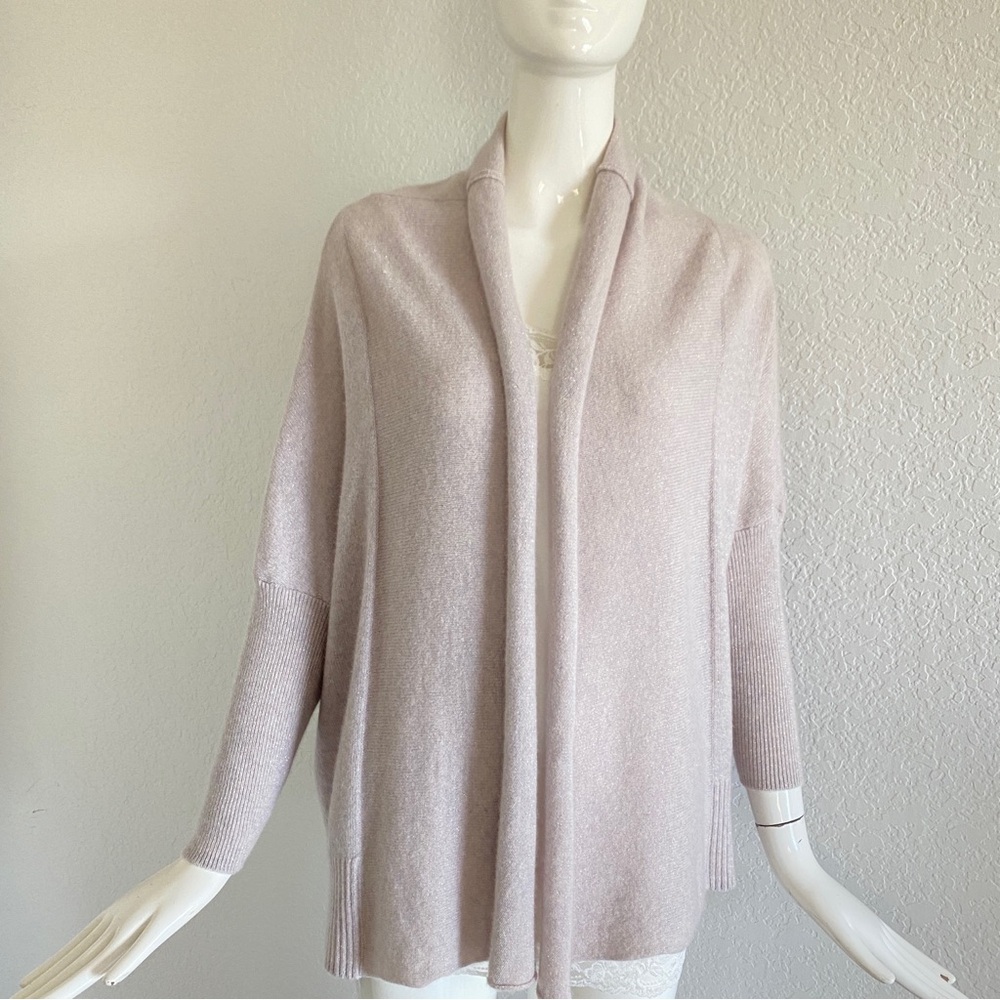 Subtle luxury cashmere wrap (bw)